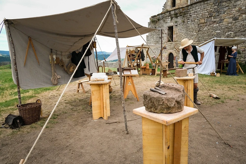 Lire la suite à propos de l’article Aurignac à travers le temps – Ateliers participatifs avec la Compaigne du Petit Meschin – Dimanche 21 juillet – 10h / 18h – Cour du château