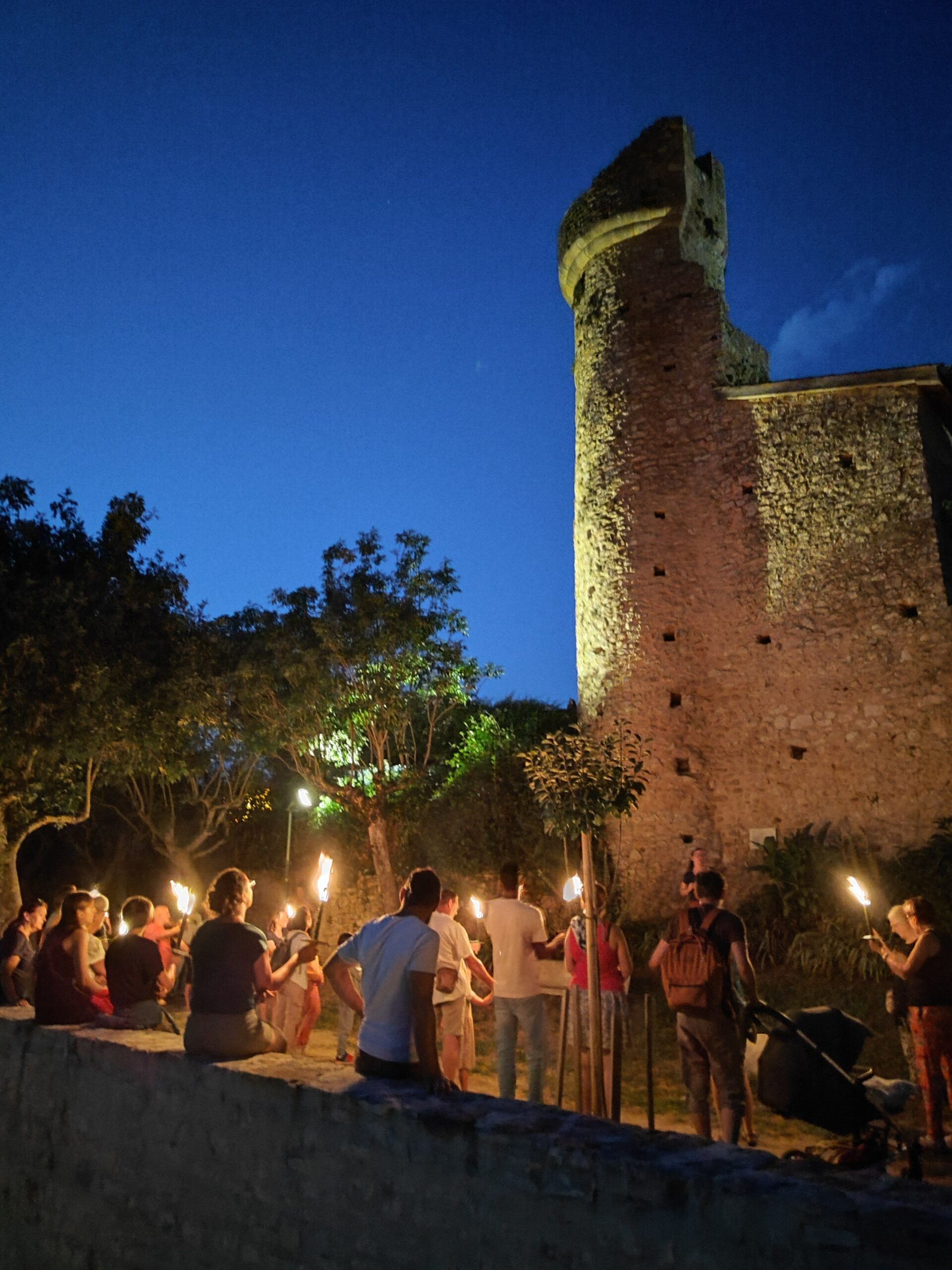 Lire la suite à propos de l’article Balade commentée aux flambeaux – Jeudi 17 Juillet – 21h30 – Château comtal